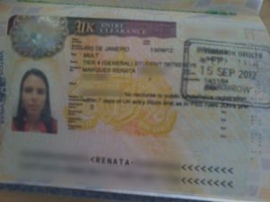 Carimbo no passaporte recebido na imigração para o Reino Unido.