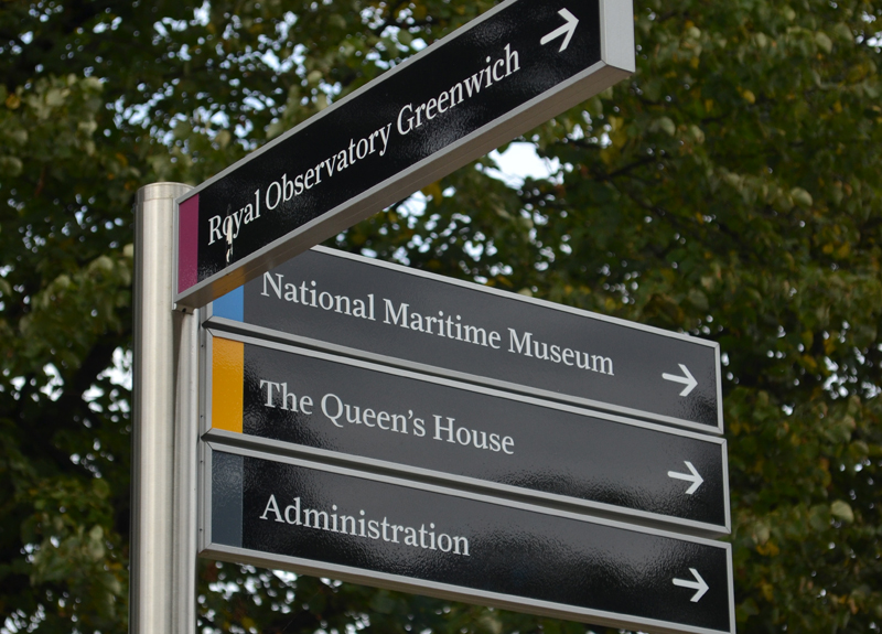Placa com as direções dos pontos turísticos de Greenwich