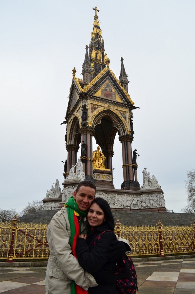 Com o marido no Albert's Memorial - Hyde Park