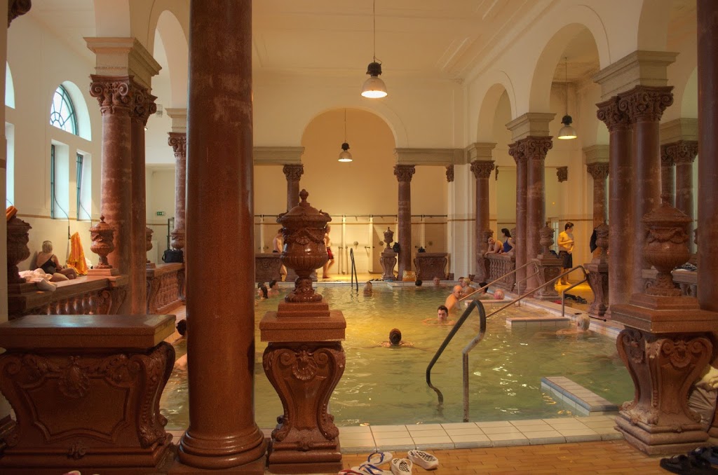 Piscina interna e detalhes da arquitetura interna do Széchenyi thermal bath