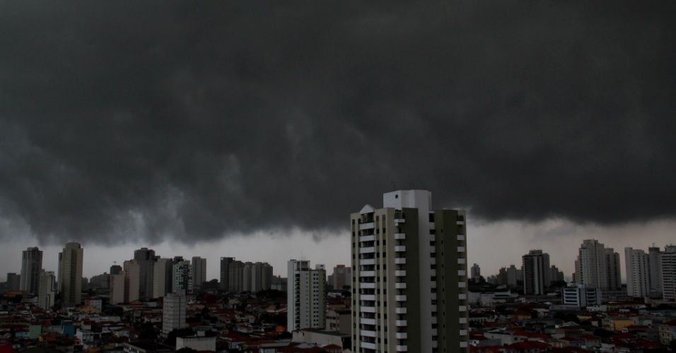 Lá vem o toró manas