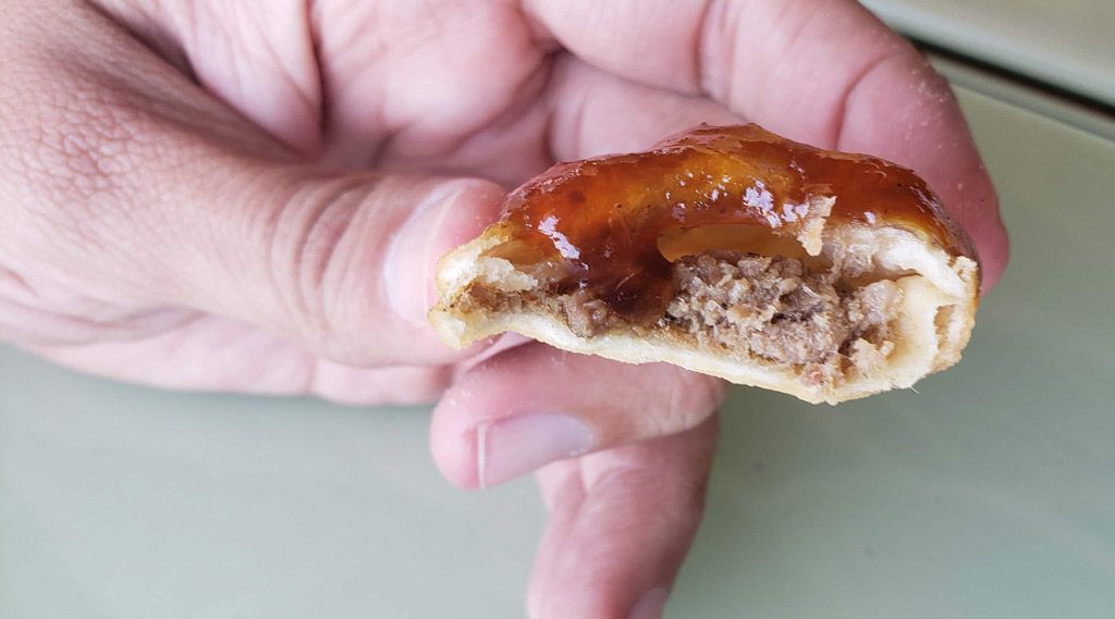 Pastel de carne com geleia de pimenta no restaurante cabana do sol