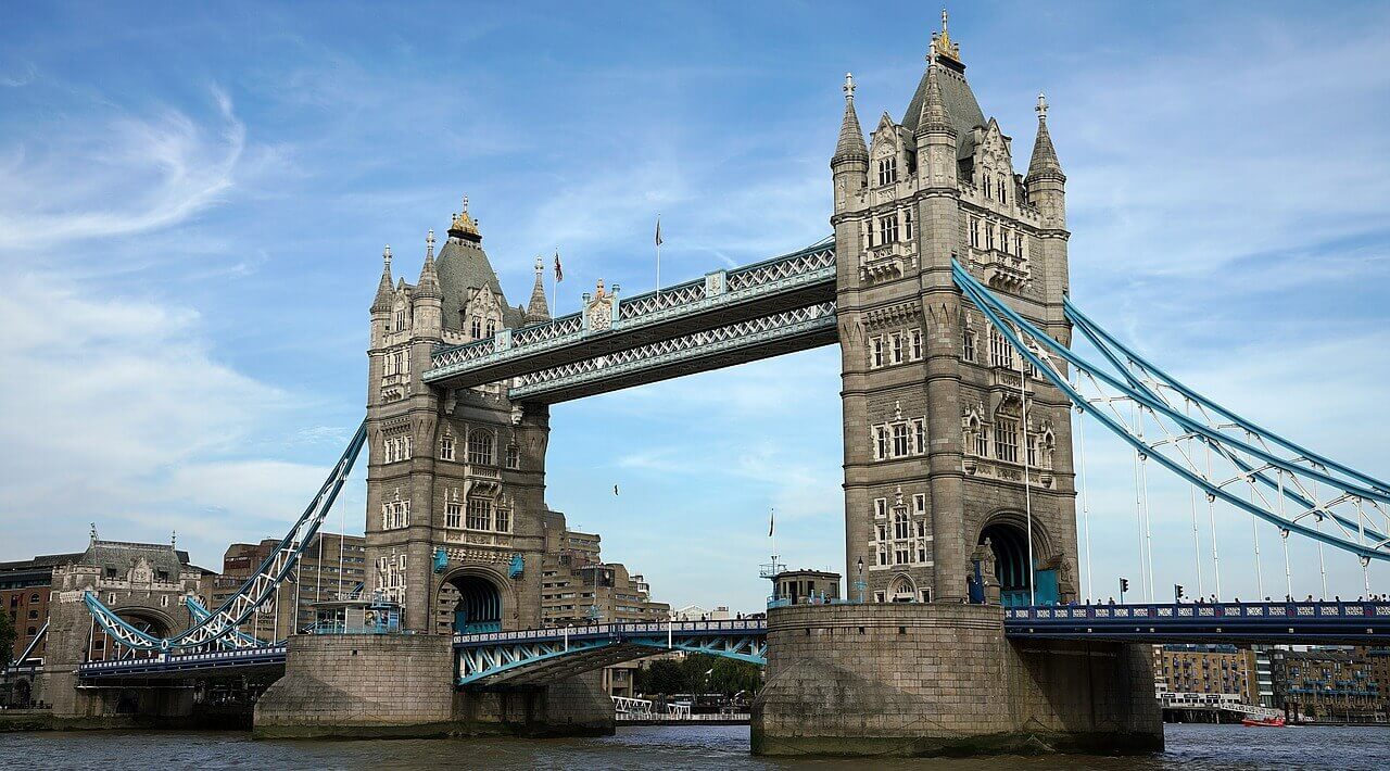 Tower bridge é uma das atrações gratuitas em Londres - Atravessá-la e admirar não custa nada!