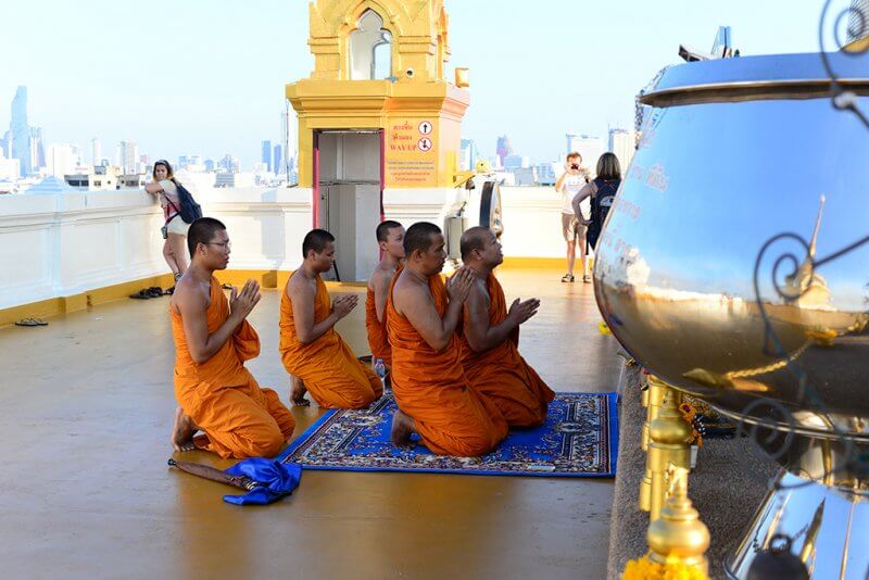 monges budistas na tailandia