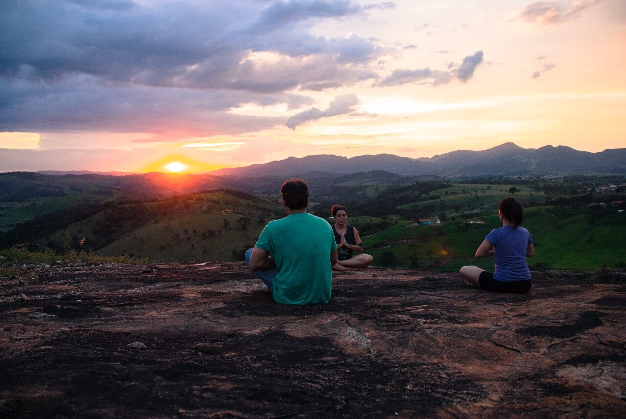 Aula de yoga no sunset - pós inhotim