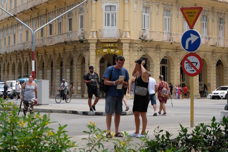 Mapa de papel é alternativa a falta de internet em Cuba