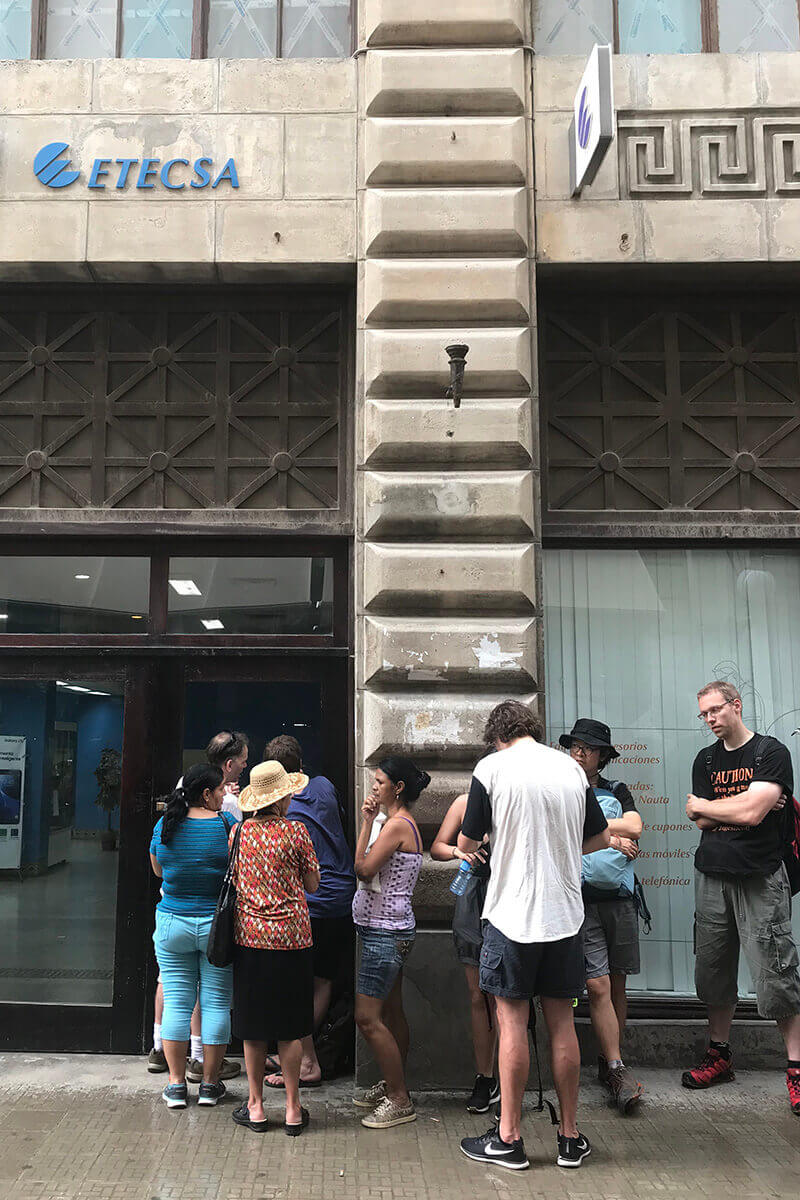 Fila para compra do cartão de internet em Cuba