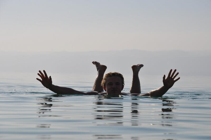 Nadar e flutuar no mar morto