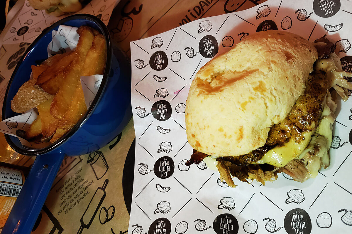 Pao de queijo tradicional na Pão de Queijaria em Belo Horizonte