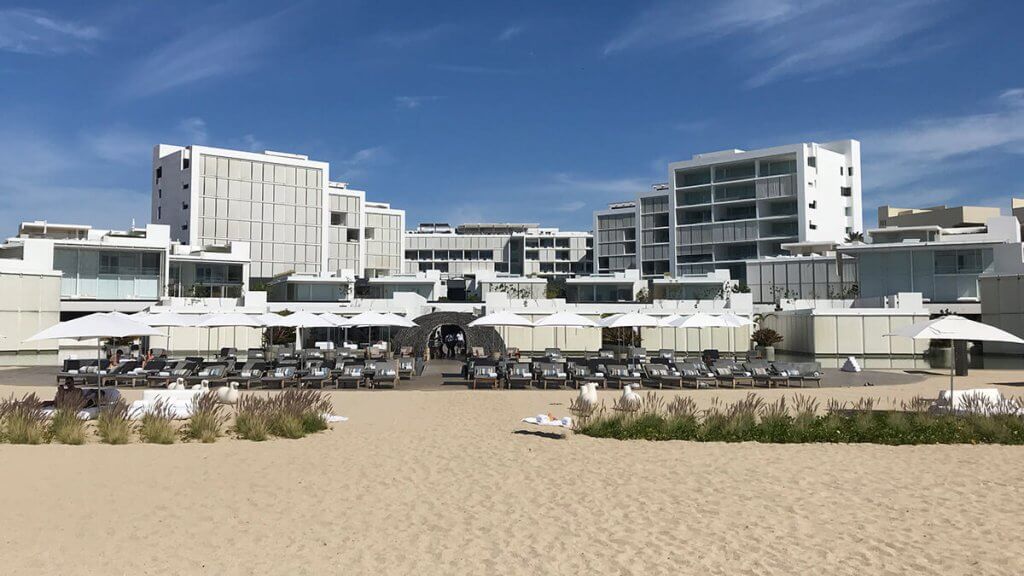 Vista frontal do Viceroy Hotel Los Cabos