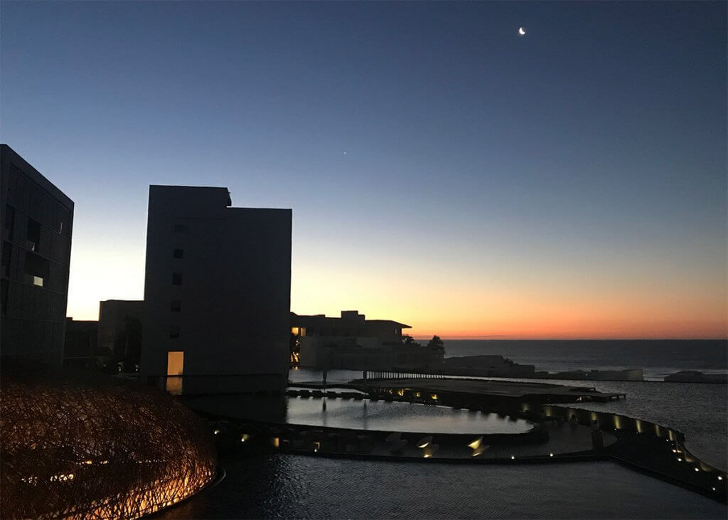 Foto noturna da vista parcial do Mar do Viceroy Hotel Los Cabos