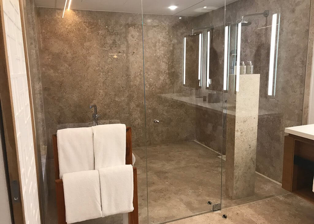 Banheiro com ducha dupla do Viceroy Hotel Los Cabos