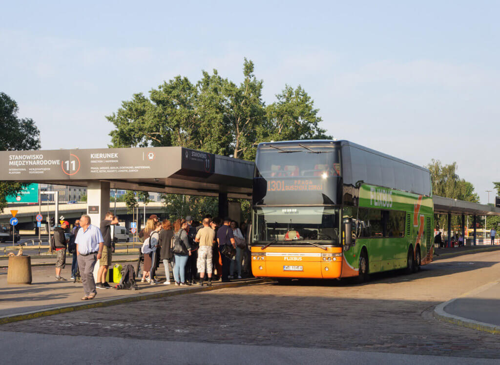 Parada de onibus da flixbus - viajar de ônibus na europa