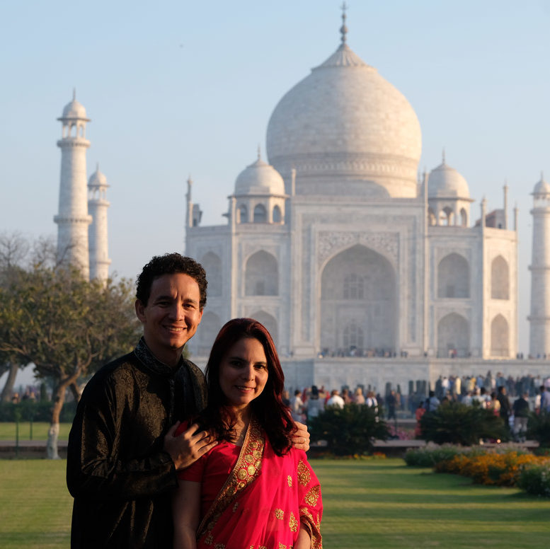 Casal em frente ao Taj Mahal