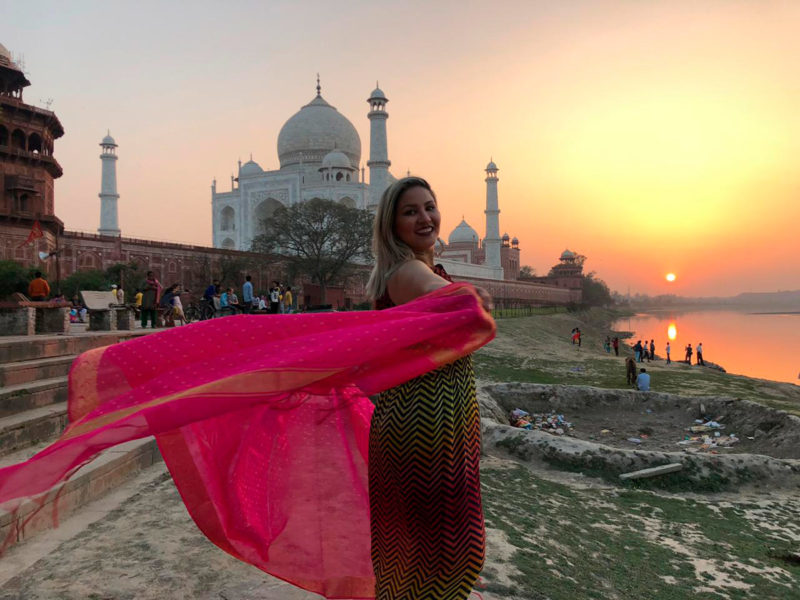 Foto do por-do-sol do lado externo do Taj Mahal