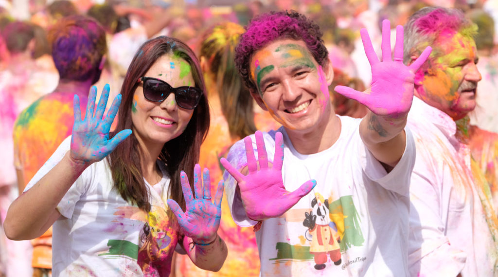 Casal pintado de tintas no Holi Festival