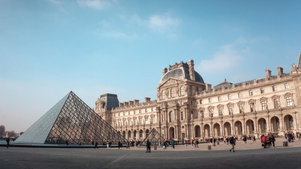 Museu do Louvre - Um dos principais pontos turísticos de Paris