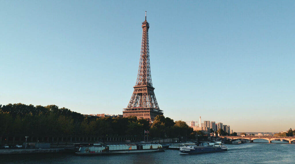 Torre Eiffel - Uma das principais atrações turísticas de Paris