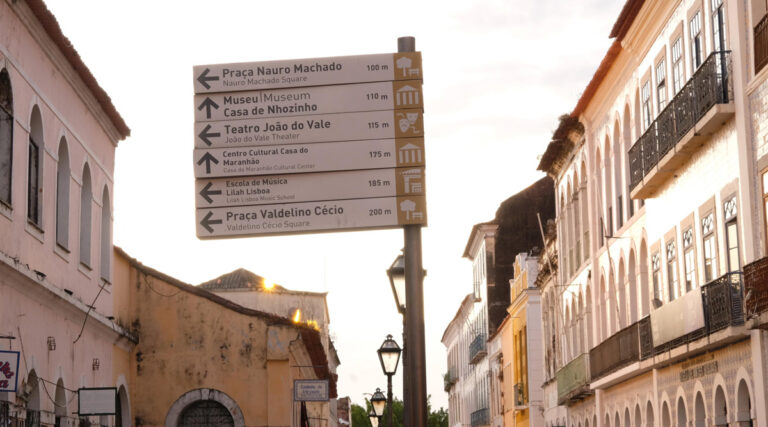 Placa indicativa no centro histórico em São Luís do Maranhão
