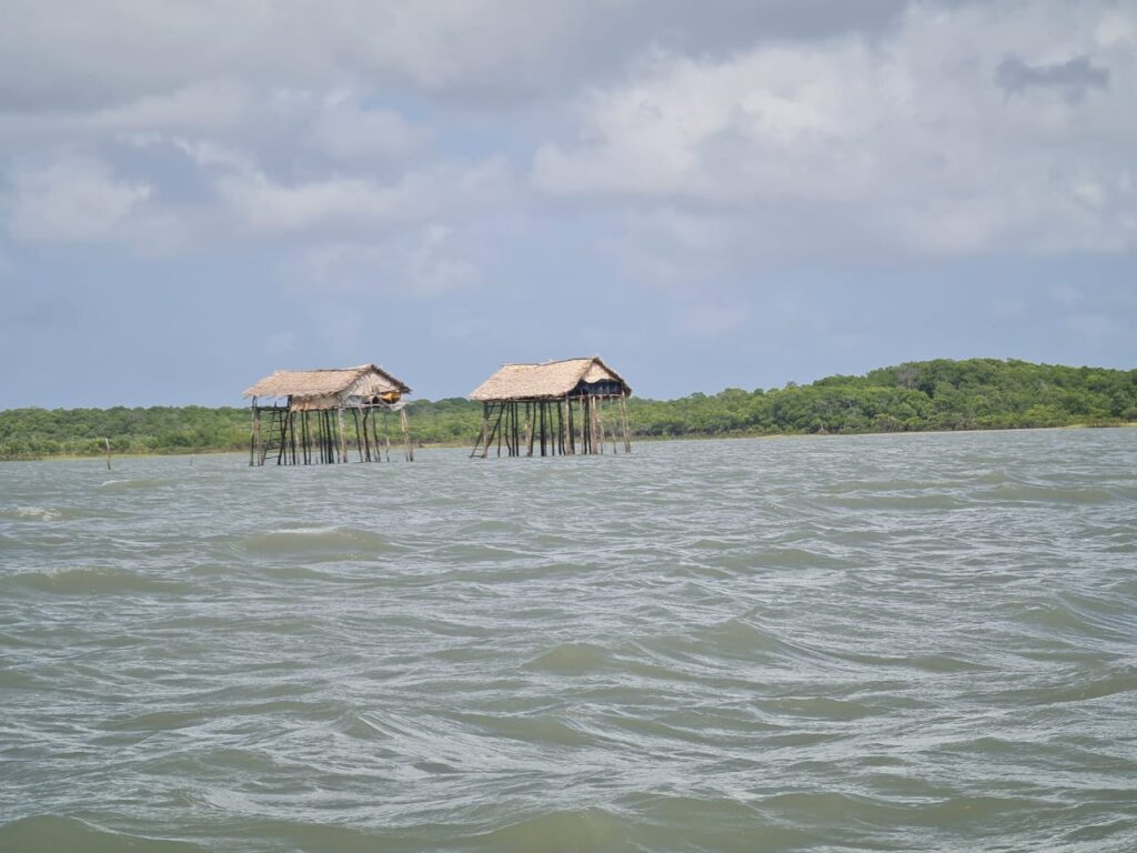 Rancho de pescadores no trajeto até a ilha dos lençóis