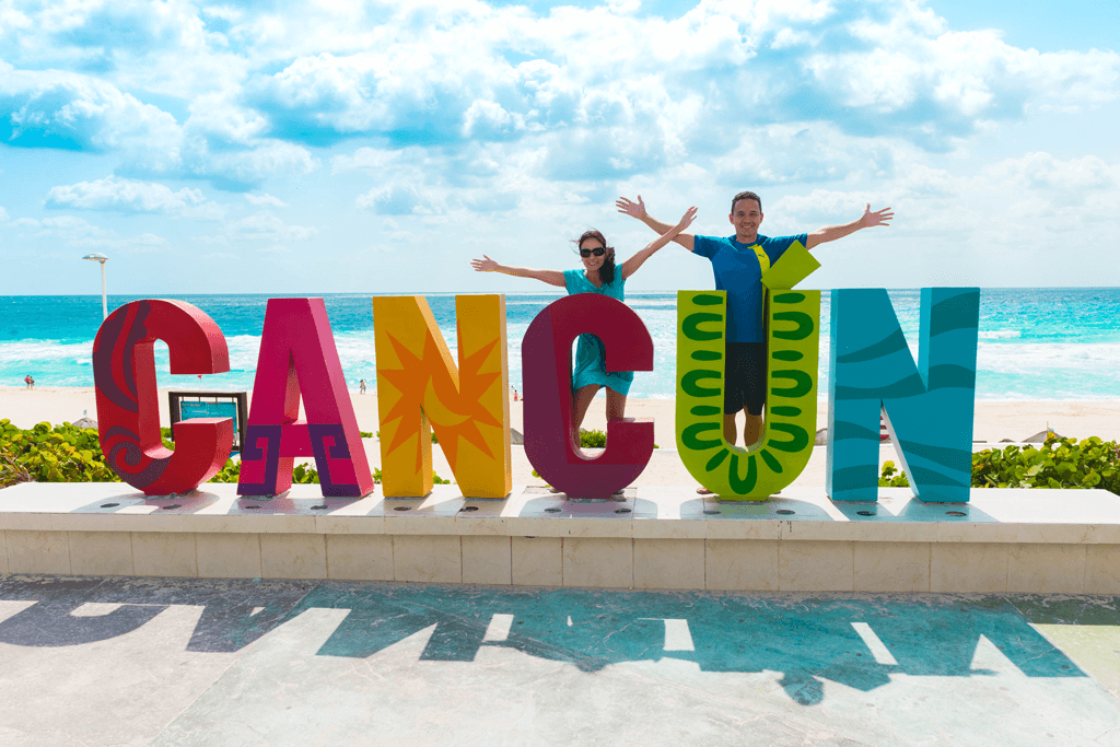 Vale a pena fazer teste PCR em Cancún só pra curtir essas praias - Letreiro Cancun na Playa Delphines