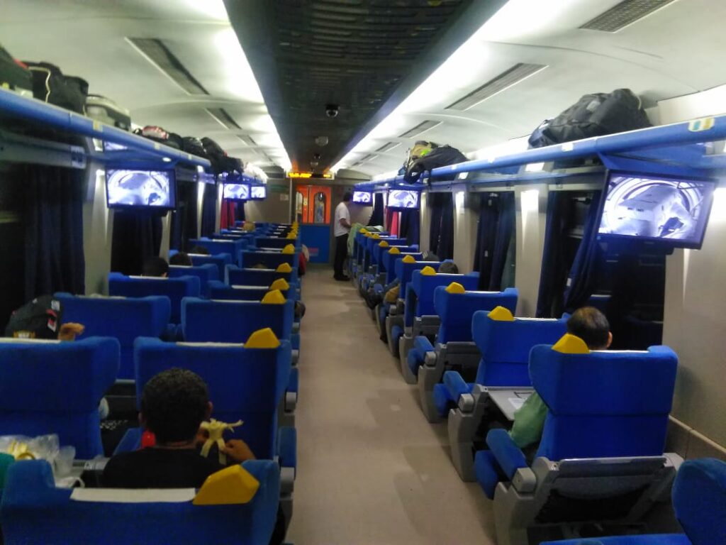 Vagão da classe executiva do trem de passageiros da EFC