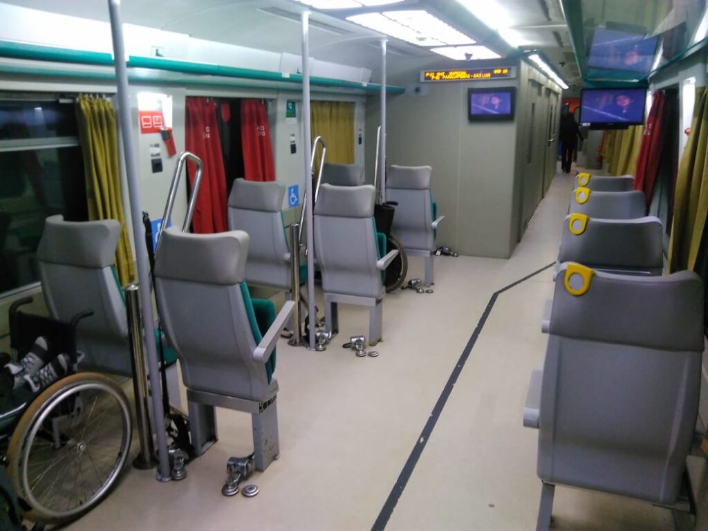 Vagão PNE para os cadeirantes do trem de passageiros da estrada de ferro carajás