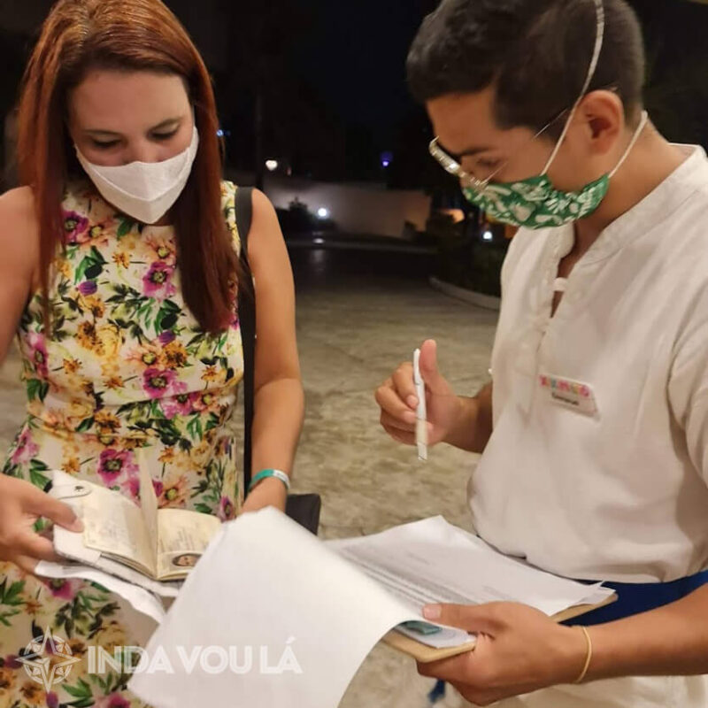 Conferindo passaporte, cartão e ingresso antes de subir no ônibus para xoximilco