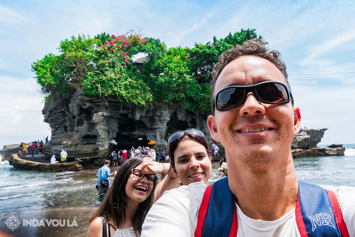 Família panda no templo tanah lot, na indonésia, um dos países mais baratos para viajar