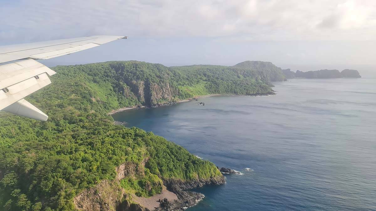 Parte sul da ilha de fernando de noronha visto do avião