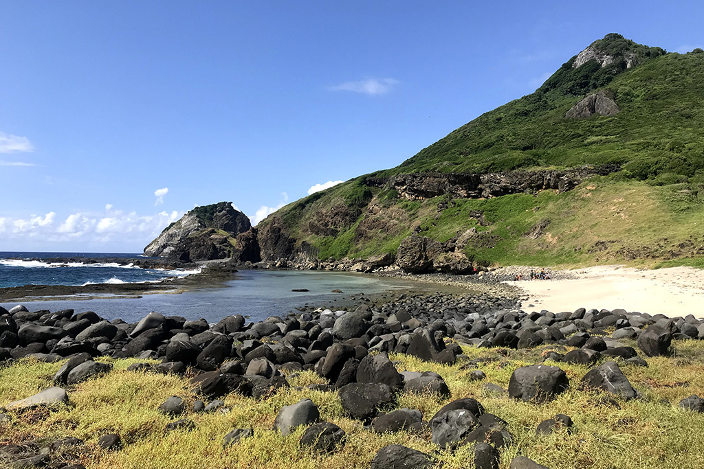 praia do atalaia em fernando de noronha