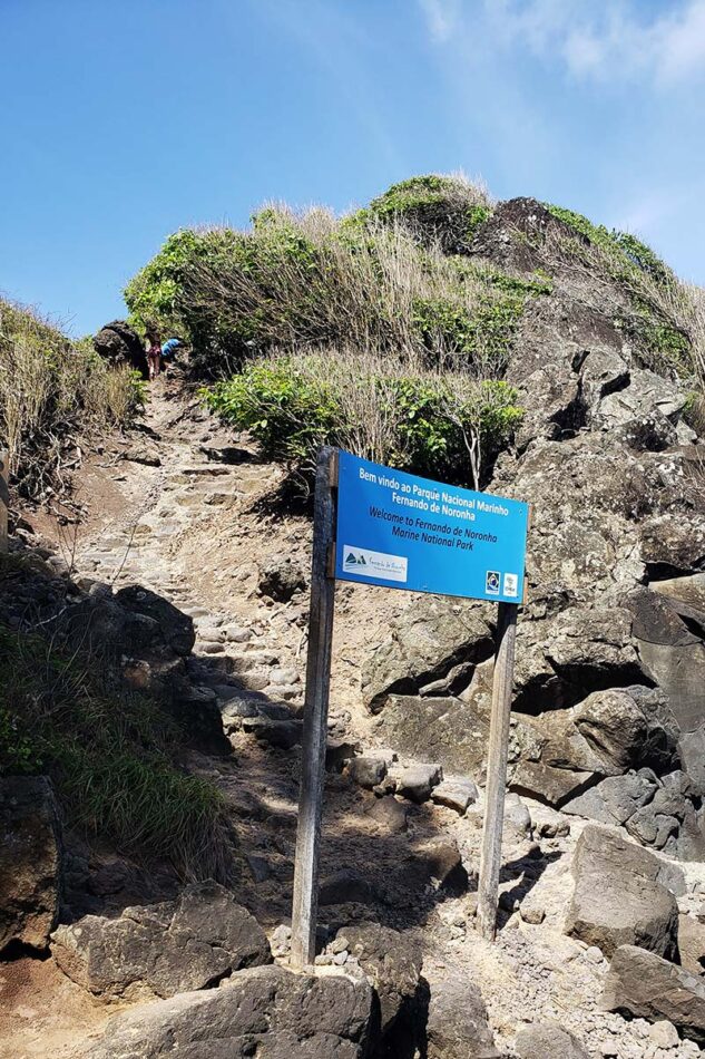 acesso a baia dos porcos, uma das praias de fernando de noronha