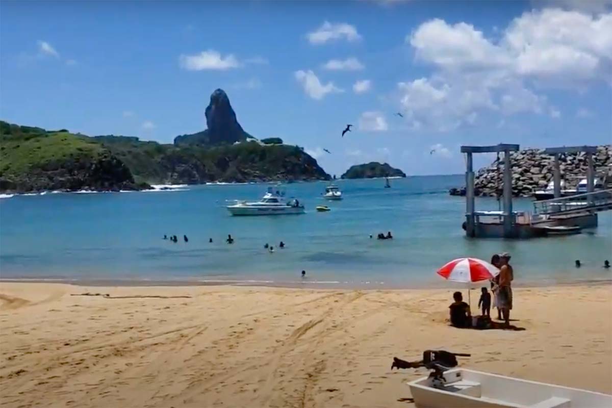 praia do porto em fernando de noronha