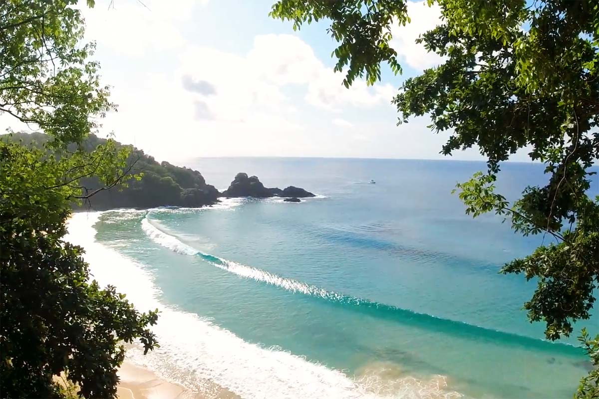 vista da praia do sancho em fernando de noronha