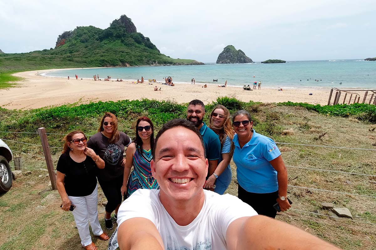 baía do sueste, uma das praias de noronha famosa pela vida marinha