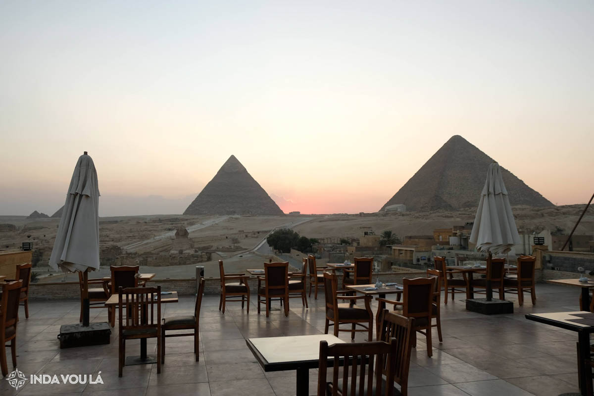 O visual de um hotel com vista para as pirâmides de Gizé, no Cairo, ao por do sol