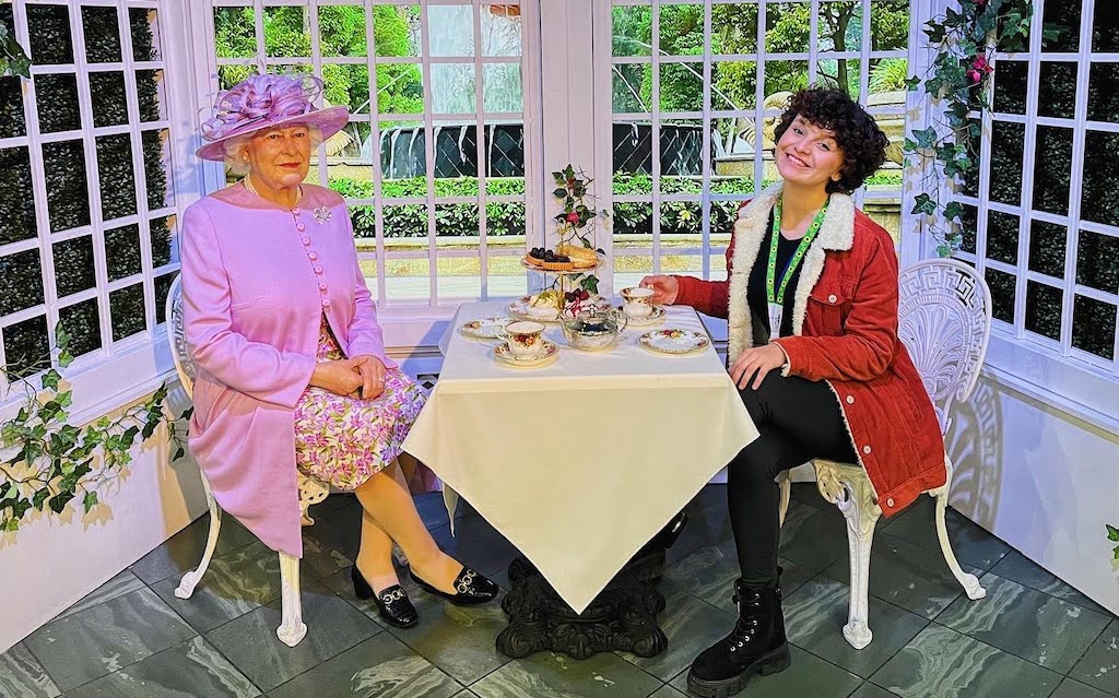 Joyce Tics Luz tomando chá com a rainha da inglaterra