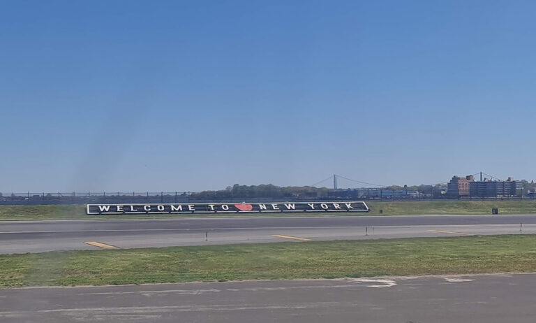 como ir do aeroporto de la guardia ao centro de nova york