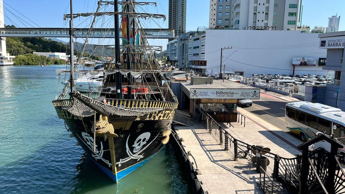 Passeio de Barco Pirata em Balneário Camboriú