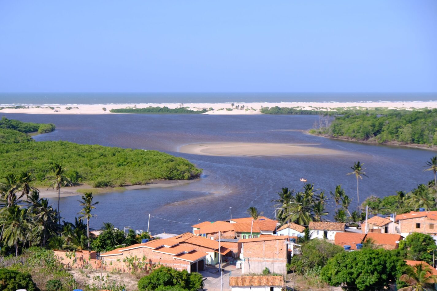 Vista do povoado - não cidade -  de Mandacaru a partir do Farol da Marinha