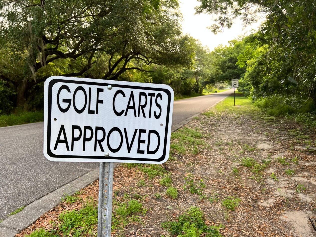 Placa na comunidade de Winter Garden, dizendo "carros de golfe são permitidos"