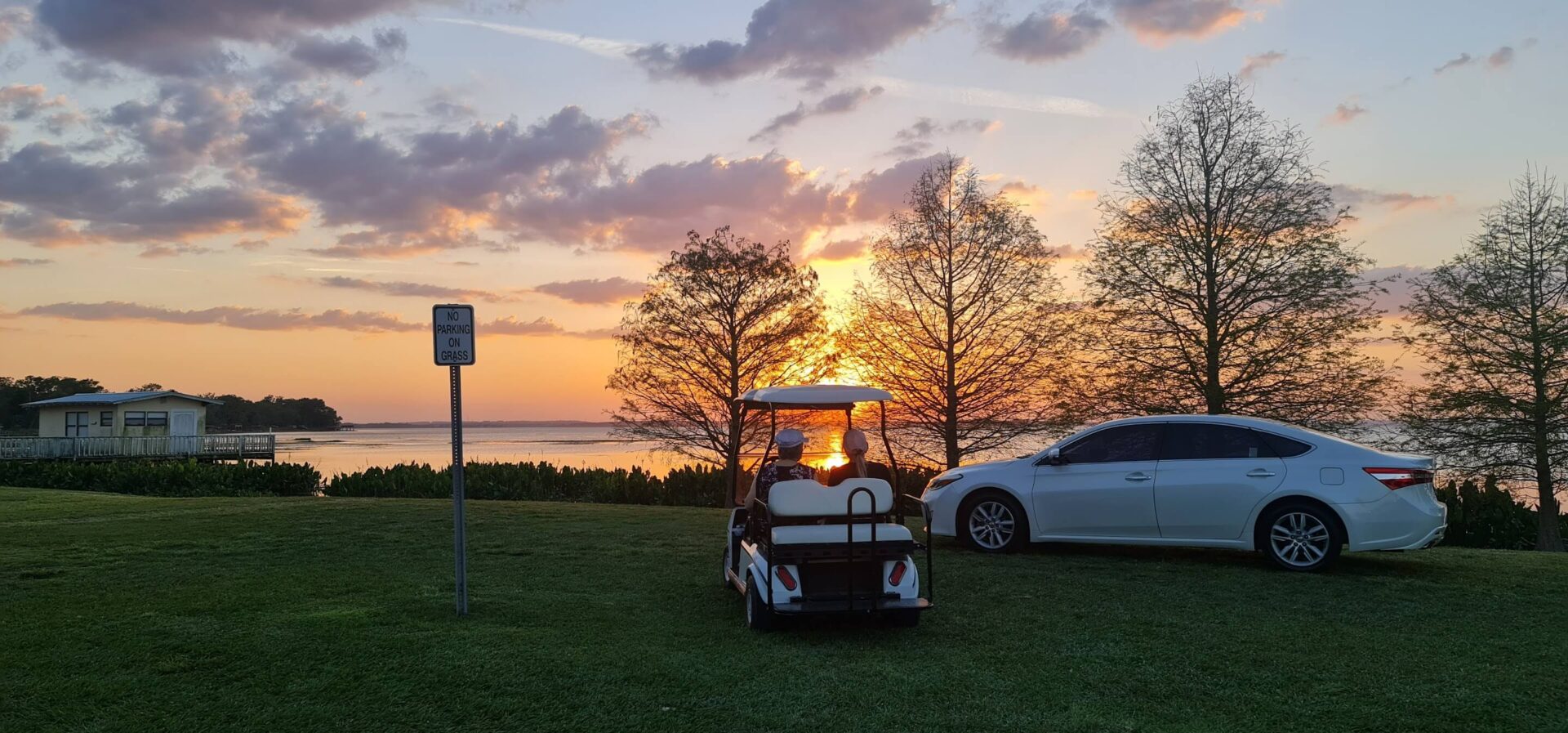 Por do sol no Lago Apopka, carrinho de golfe em Winter Garden