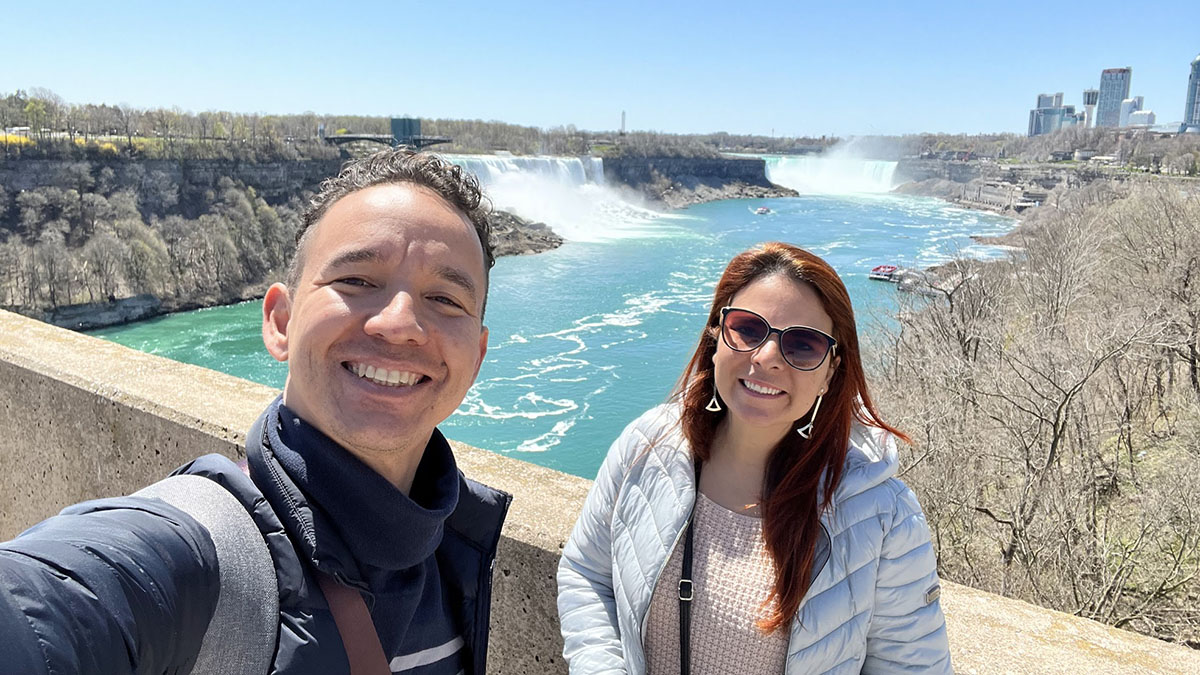 vista da rainbow bridge para as 3 cachoeiras de Niagara falls: as duas americanas mais próximas são as americanas, ao fundo, a canadense