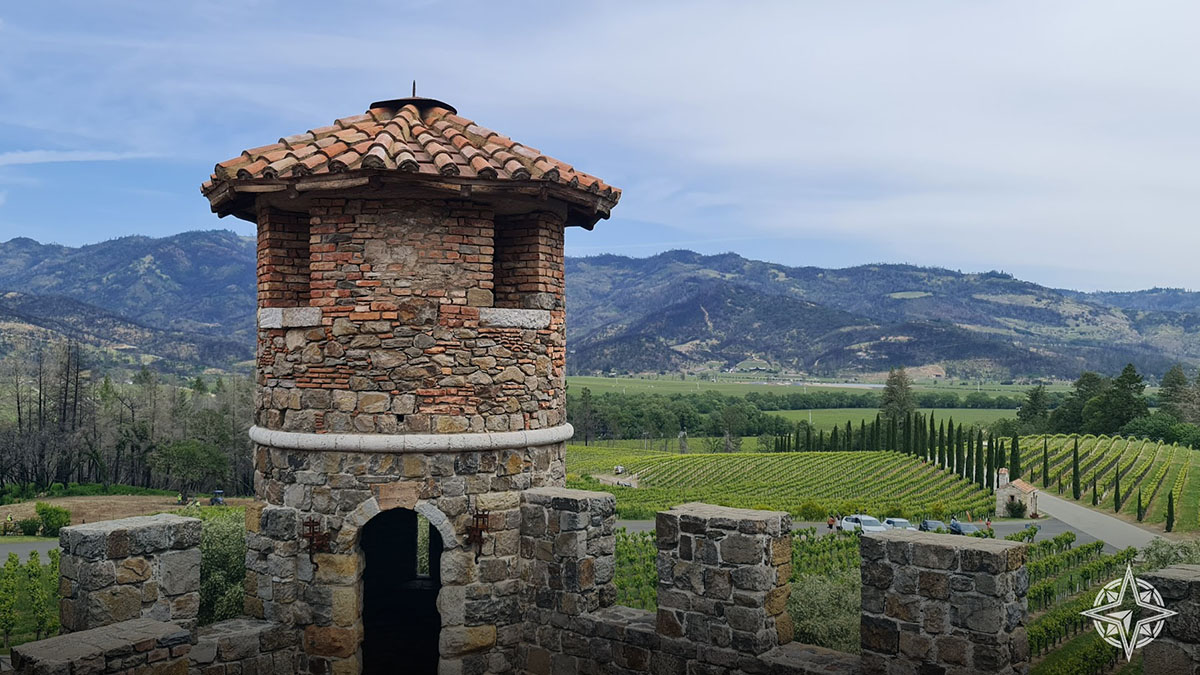 Vista da vinícola Castelo di Amorosa, em Napa Valley, Califórnia