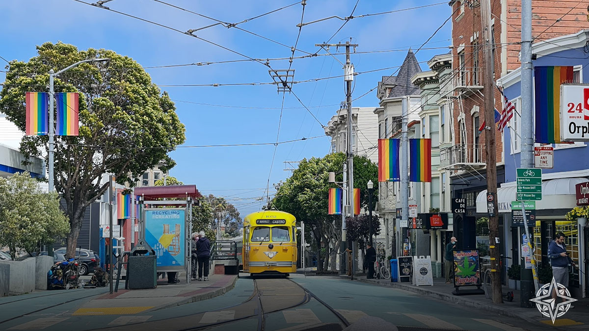 Bondinho amarelo e bandeira LGBT no Bairro Castro, San Francisco