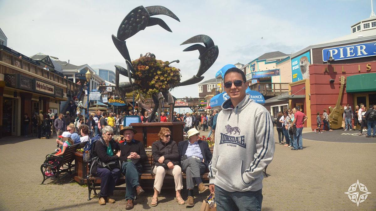 Estátua de caranguejo no Pier 39 (fotógrafa errou no ângulo)