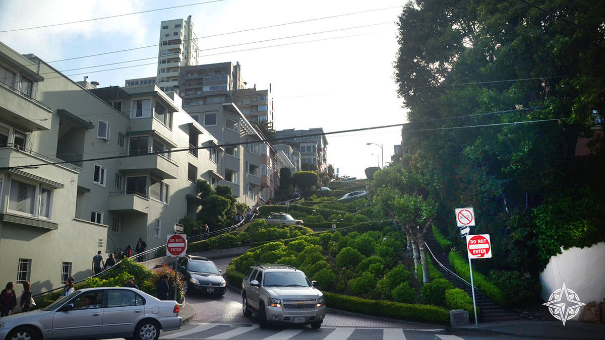 O Jardim em curvas da Lombard Street, São Francisco, EUA