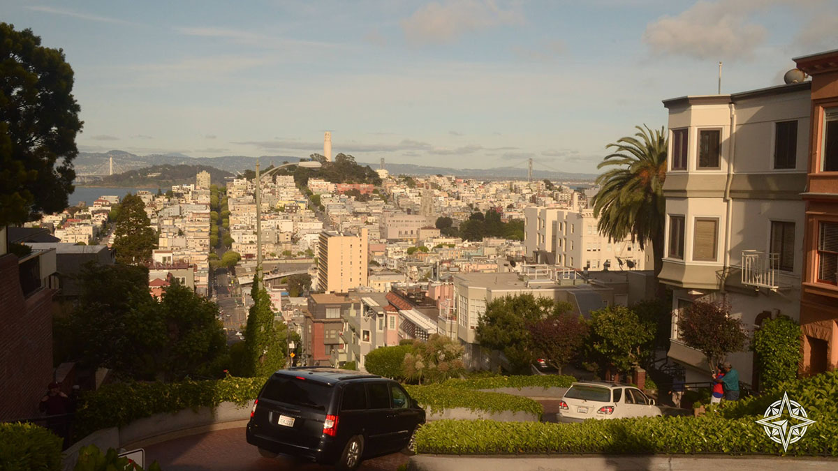 Vista do alto da Lombard Street em São Francisco